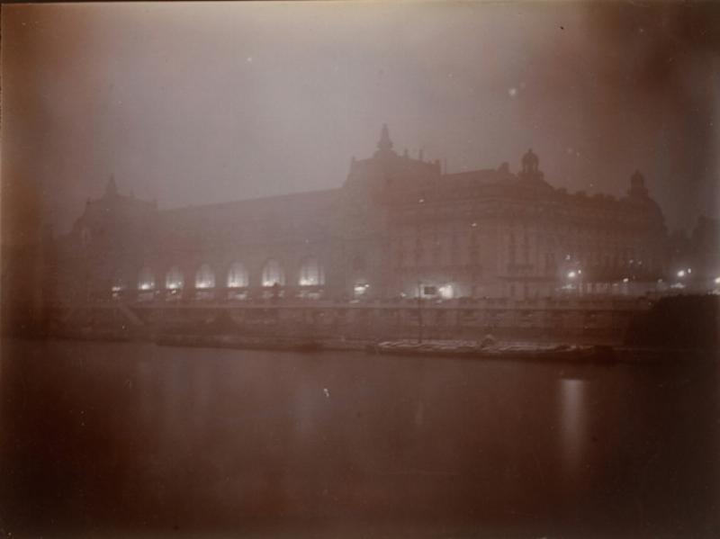 Façade du Musée d’Orsay le long de la Seine, mettant en valeur son architecture Beaux-Arts et ses éléments classiques.